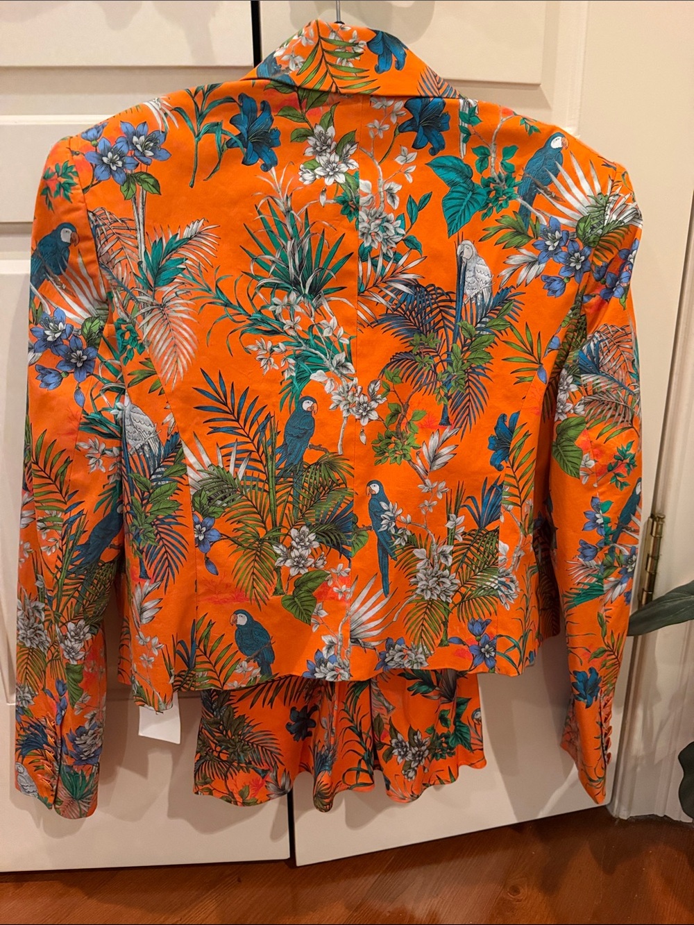 L'AGENCE Inez Orange Tropical Parrot Print Cropped Blazer - Picture 8 of 9